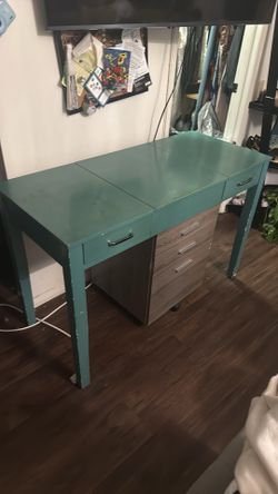 Beautiful vintage vanity $70 obo