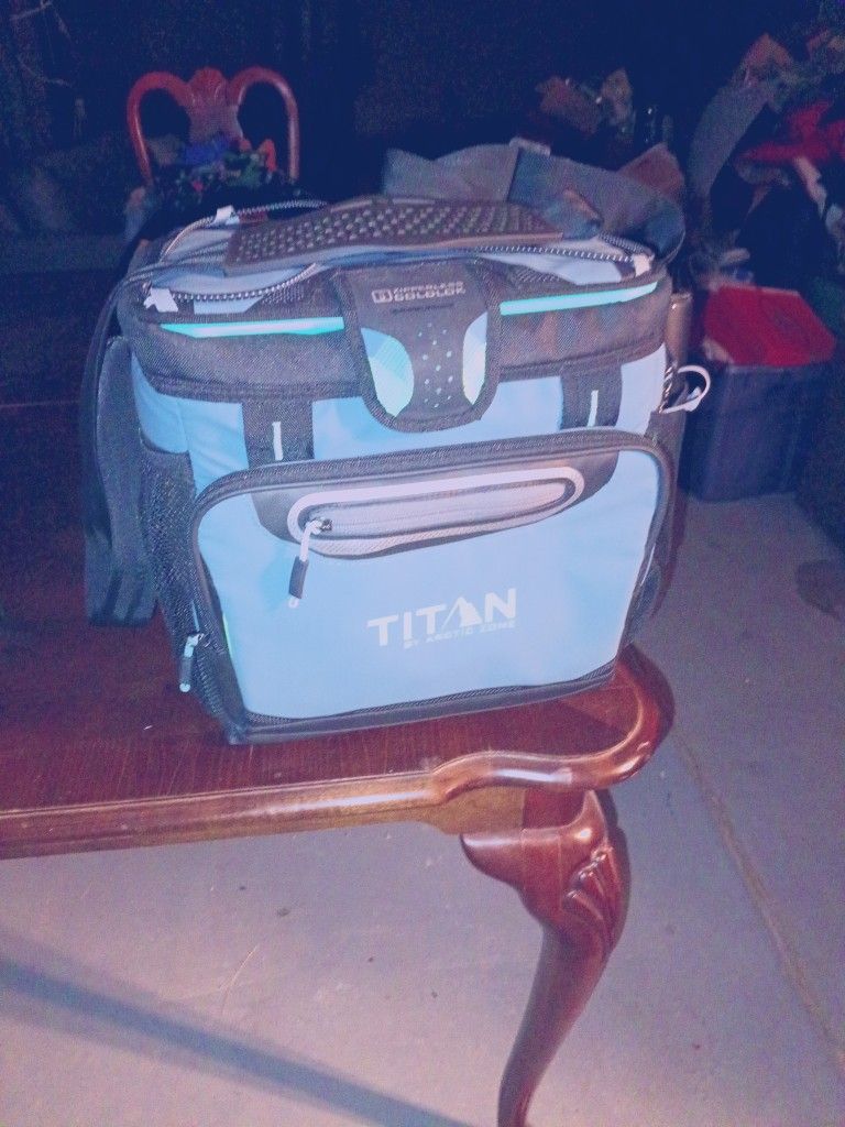 Titan By Arctic Zone Zipperless Cooler Bag