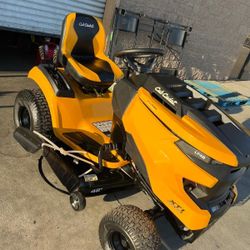 CUB-CADET GAS 42"IN RIDING LAWN TRACTOR NEW