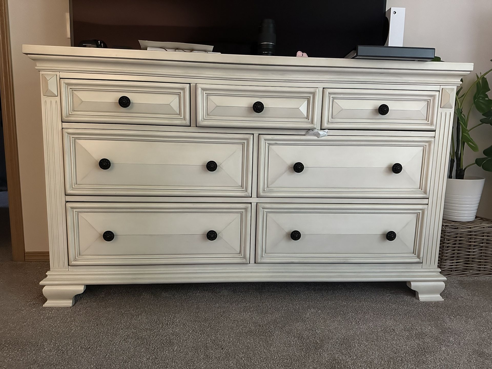 Dressers And Nightstands 