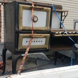 VINTAGE GAS STOVE -- NEEDS RESTORED