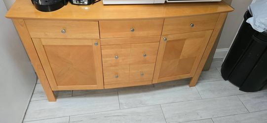 Natural blonde wood credenza/dresser/buffet in great condition.  Se Habla Español