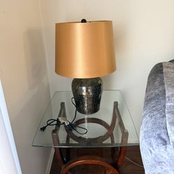 Mesa De Cristal Y Lámpara