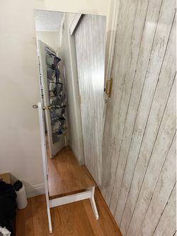 White Locking Jewelry Armoire / Full Length Mirror – Excellent Condition ✨