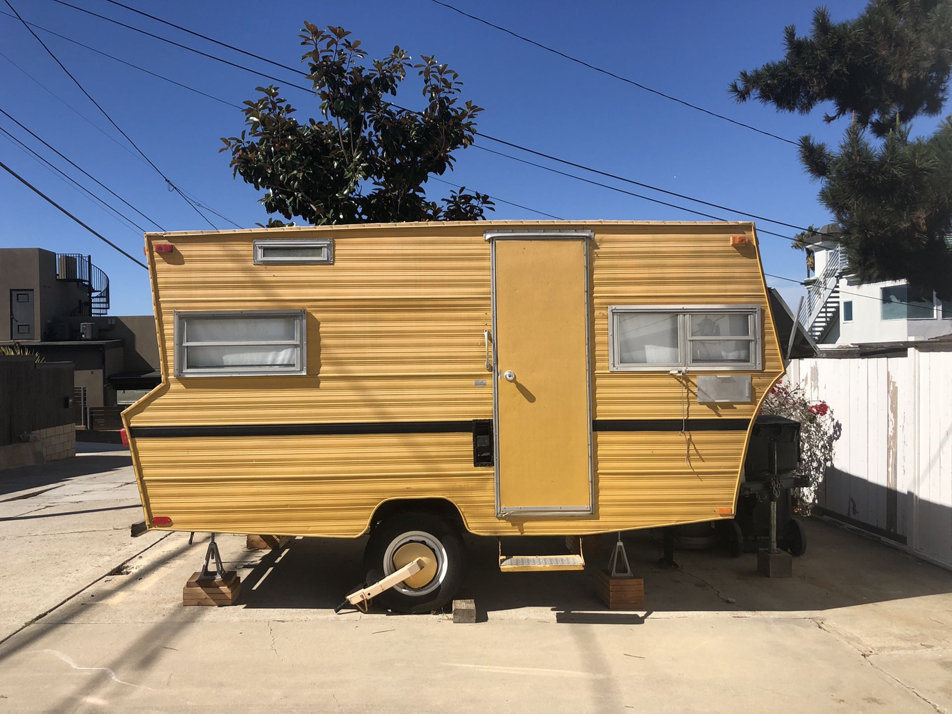 1972 Aristocrat Lo Liner camper trailer