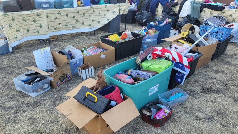 Huge Yard Sale Clearing Out Storage Units 
