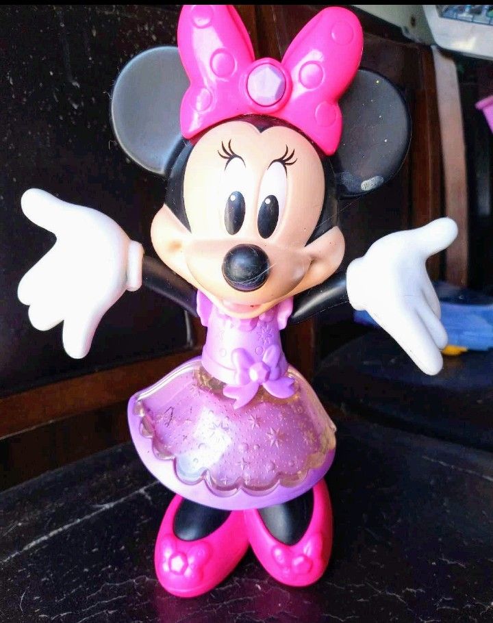 Minnie Mouse Sparkle Surprise Doll