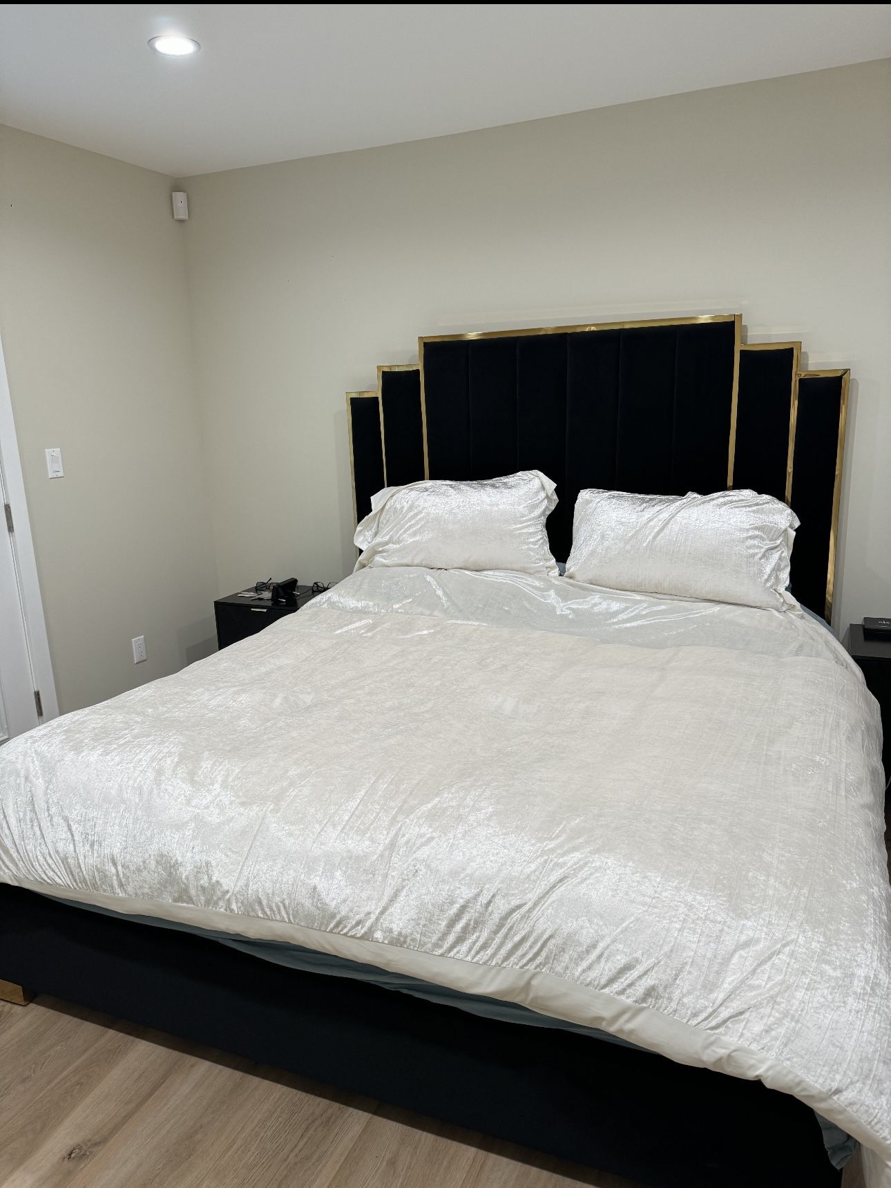 King Size Bed And 2 Night Stands