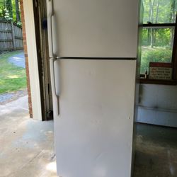 GE Fridge 18 Cubic Ft Ice Cold 