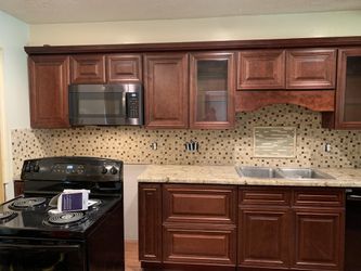 Kitchen Backsplash , Counter Tops And Cabinets 
