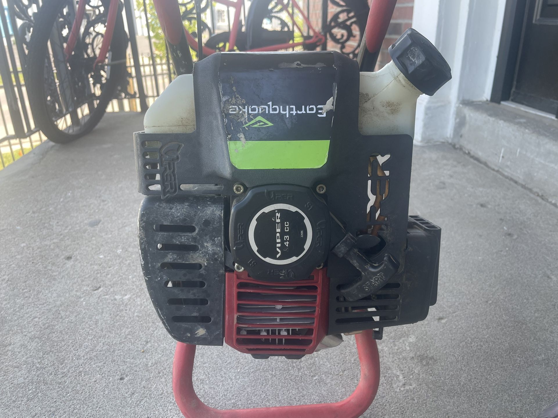Earthquake E43 1-person earth auger