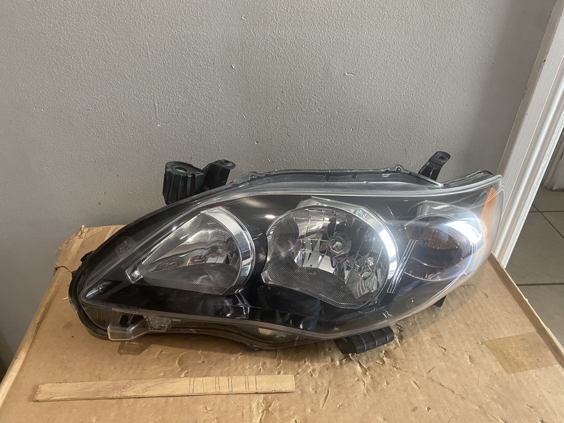 2011-2013 Toyota Corolla Left Headlight