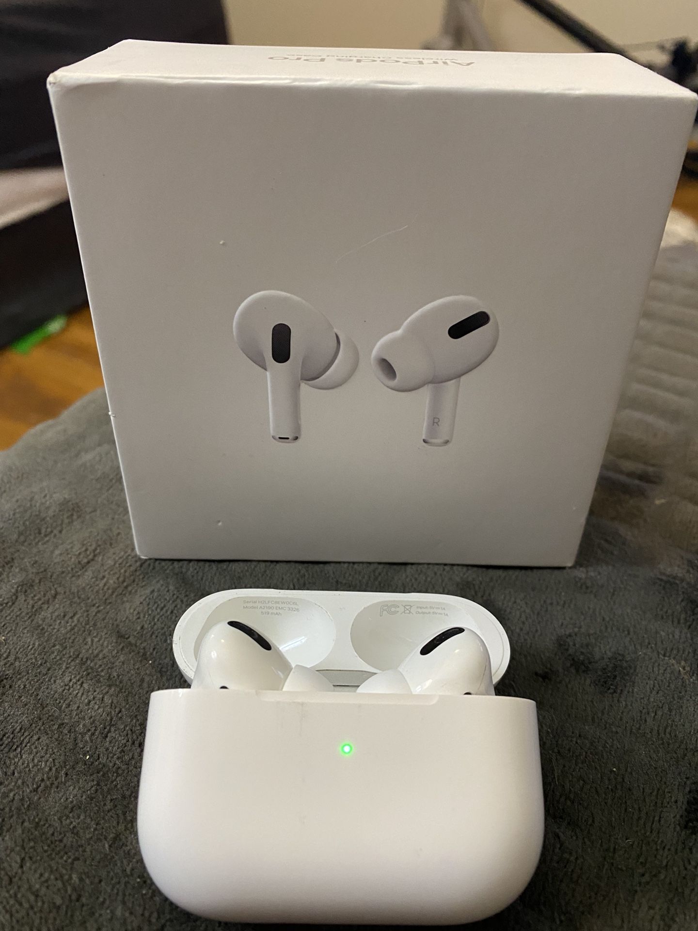 Apple AirPods Pro Headphones LIKE NEW
