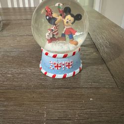 Disney Christmas, Minnie kissing Mickey under the mistletoe Snow globe 2010