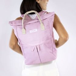 Kind Bag London “Hackney” 2.0 Backpack. Dusk Pink Medium. Laptop. 100% recycled. 10 L. Carry Handles. Roll top. Water resistant. Zipper.

Stylish Cool