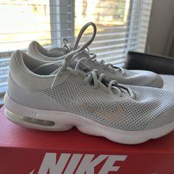 Men’s Nike Running Shoes Size 10 Light Grey/silver