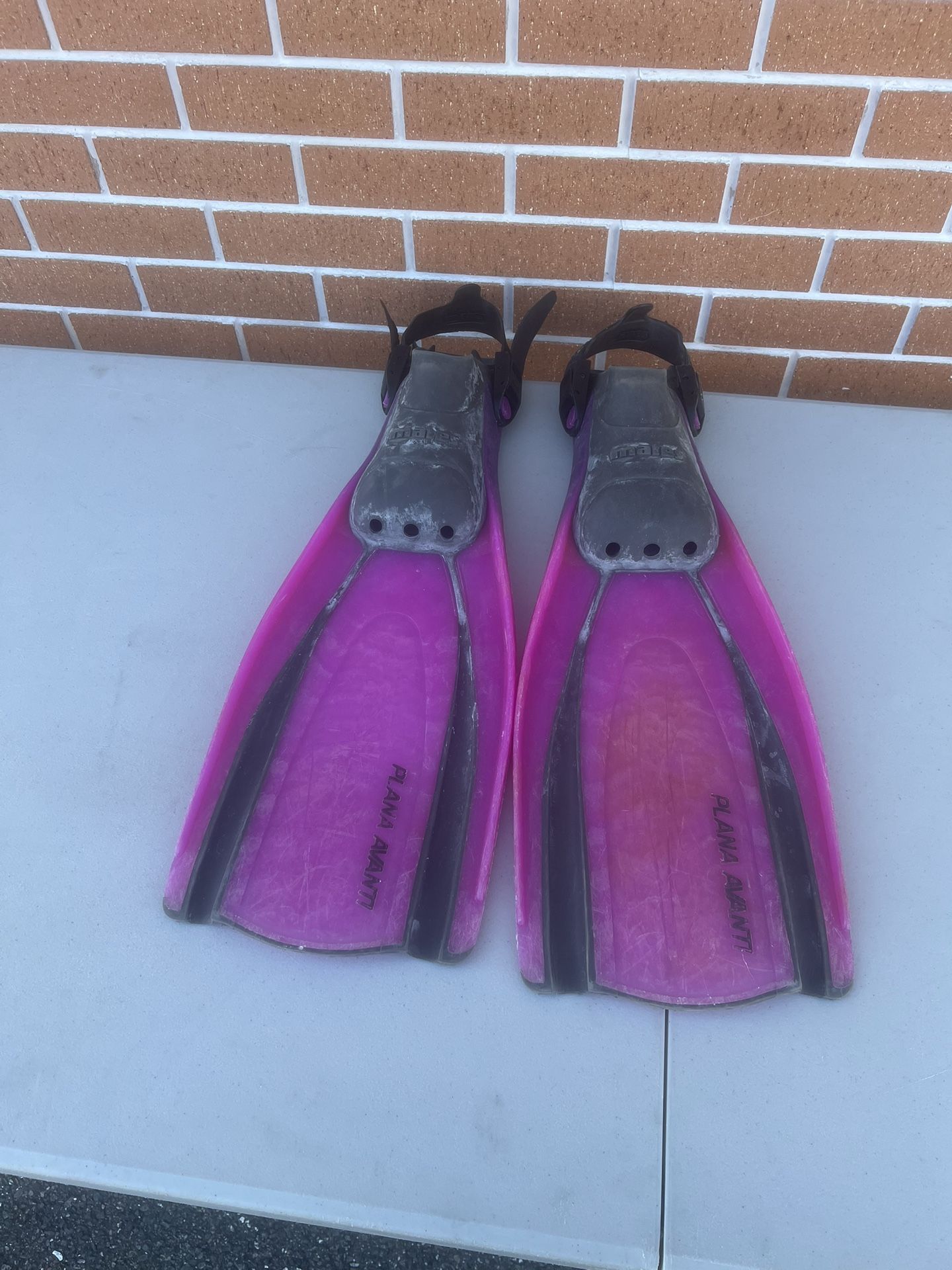 Used in good condition with some visible cosmetic blemishes. These  blemishes are in the form of minor scratches and scuff marks associated with norma