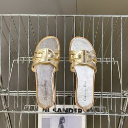 The latest fashionable slippers in gold for 25 years