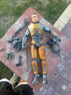 Half-Life Gordon Freeman Action Figure with Accessories