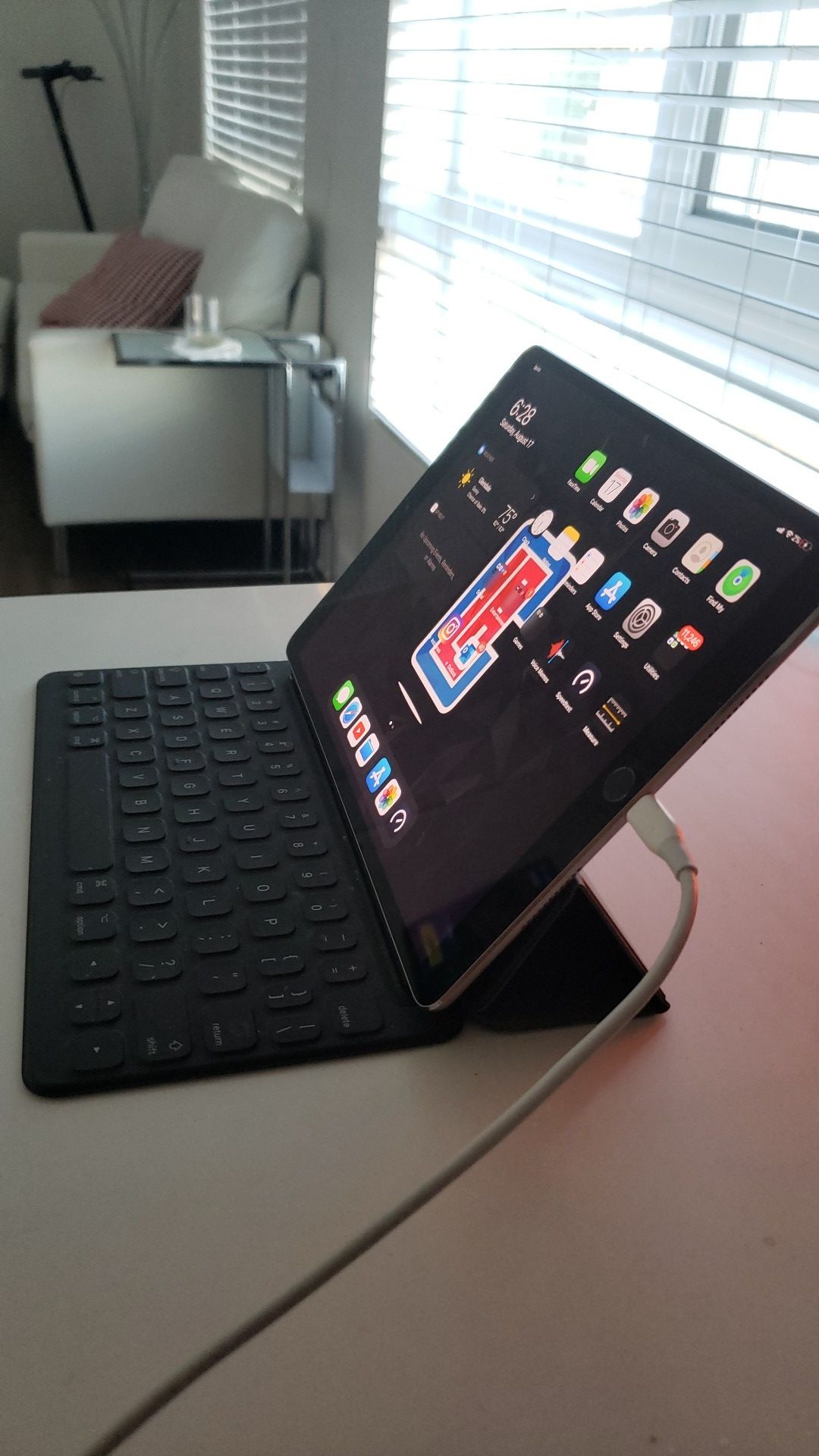iPad pro 10.5 with smart keyboard
