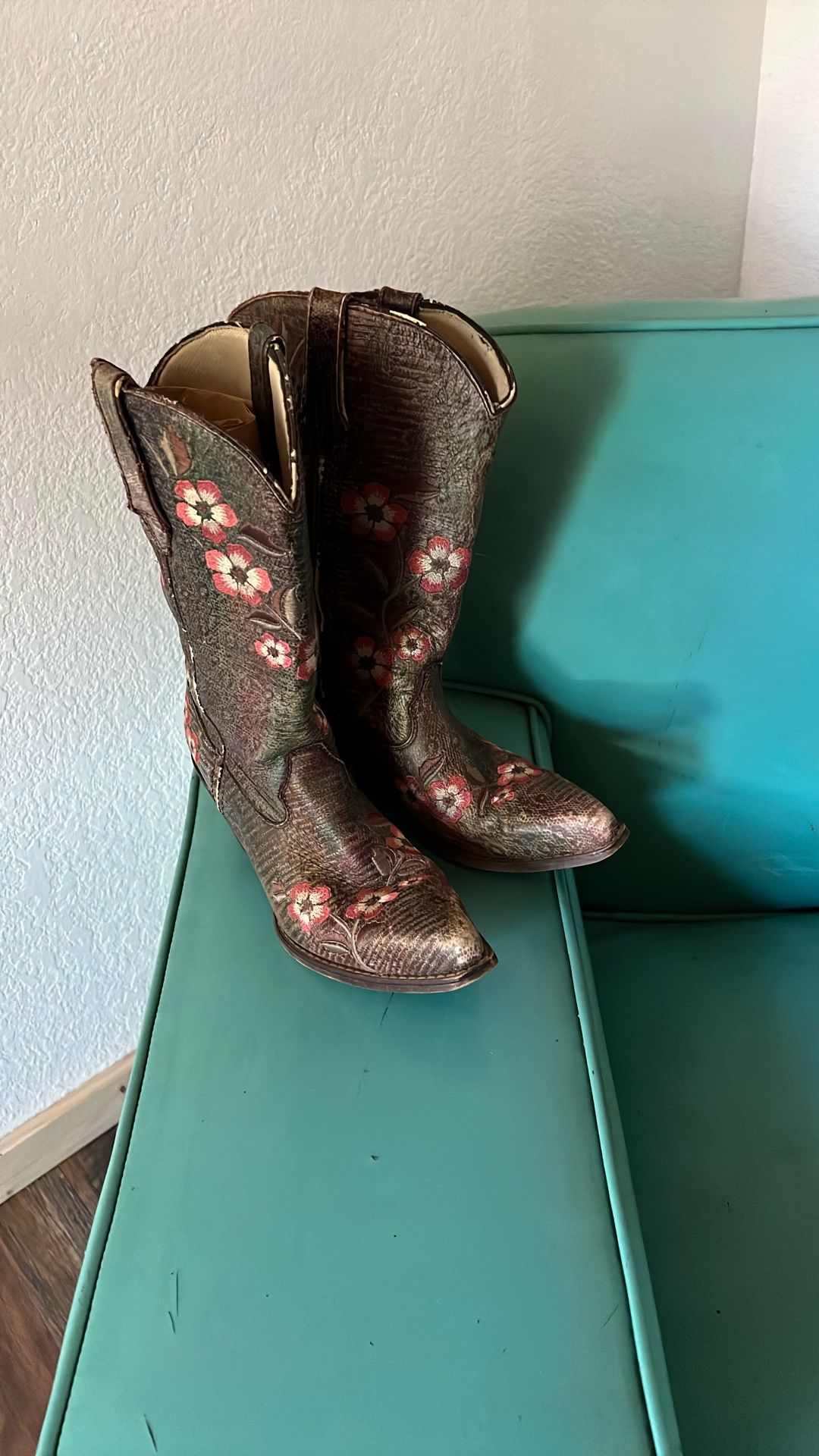 Boots 8.5