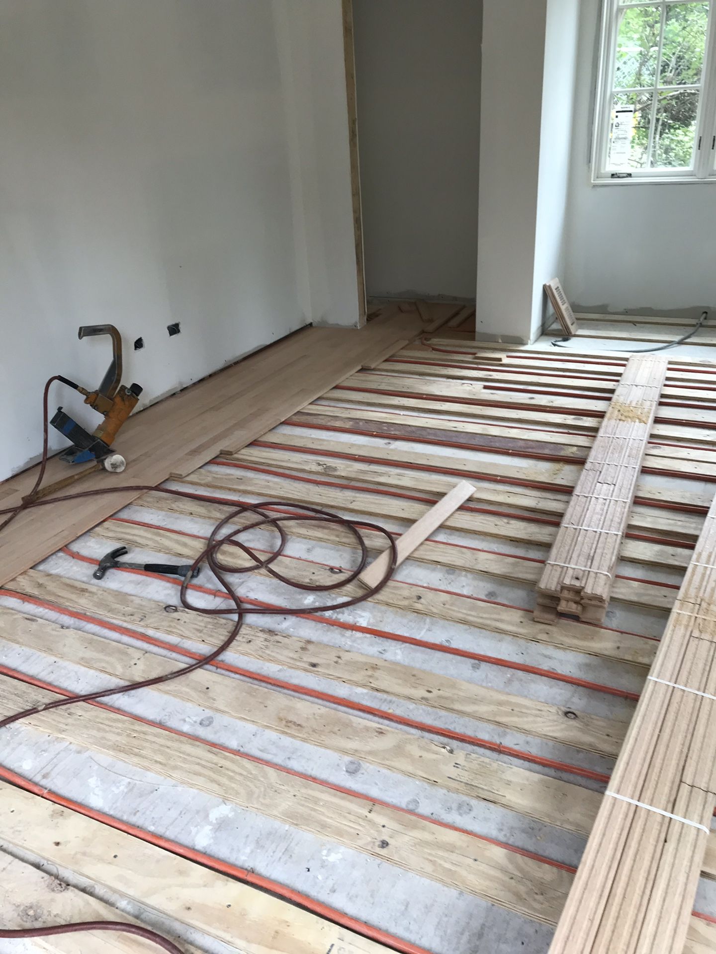 Stairs projects - instalations hardwood floor , laminate , prefinish , vinyl floor. Sanding staining. Coatings , refinishing .