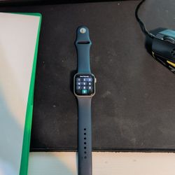Apple Watch SE 40mm With Charger