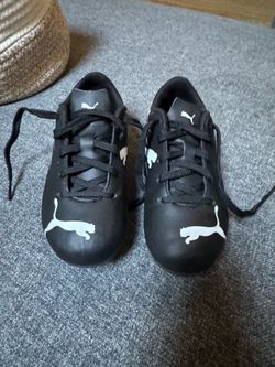 Boy’s cleats ( soccer shoes ) like new