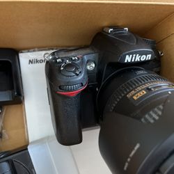 Nikon D7000 W/ Nikkor 18-200mm F/3.5-5.6G ED VR lens And Speedlight SB-600