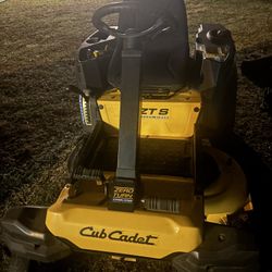 Like New Cud Cadet Zero Turn 200 Hours 
