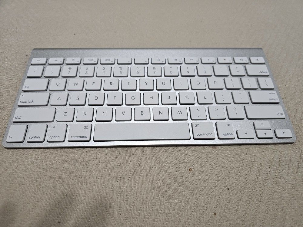APPLE KEYBOARD