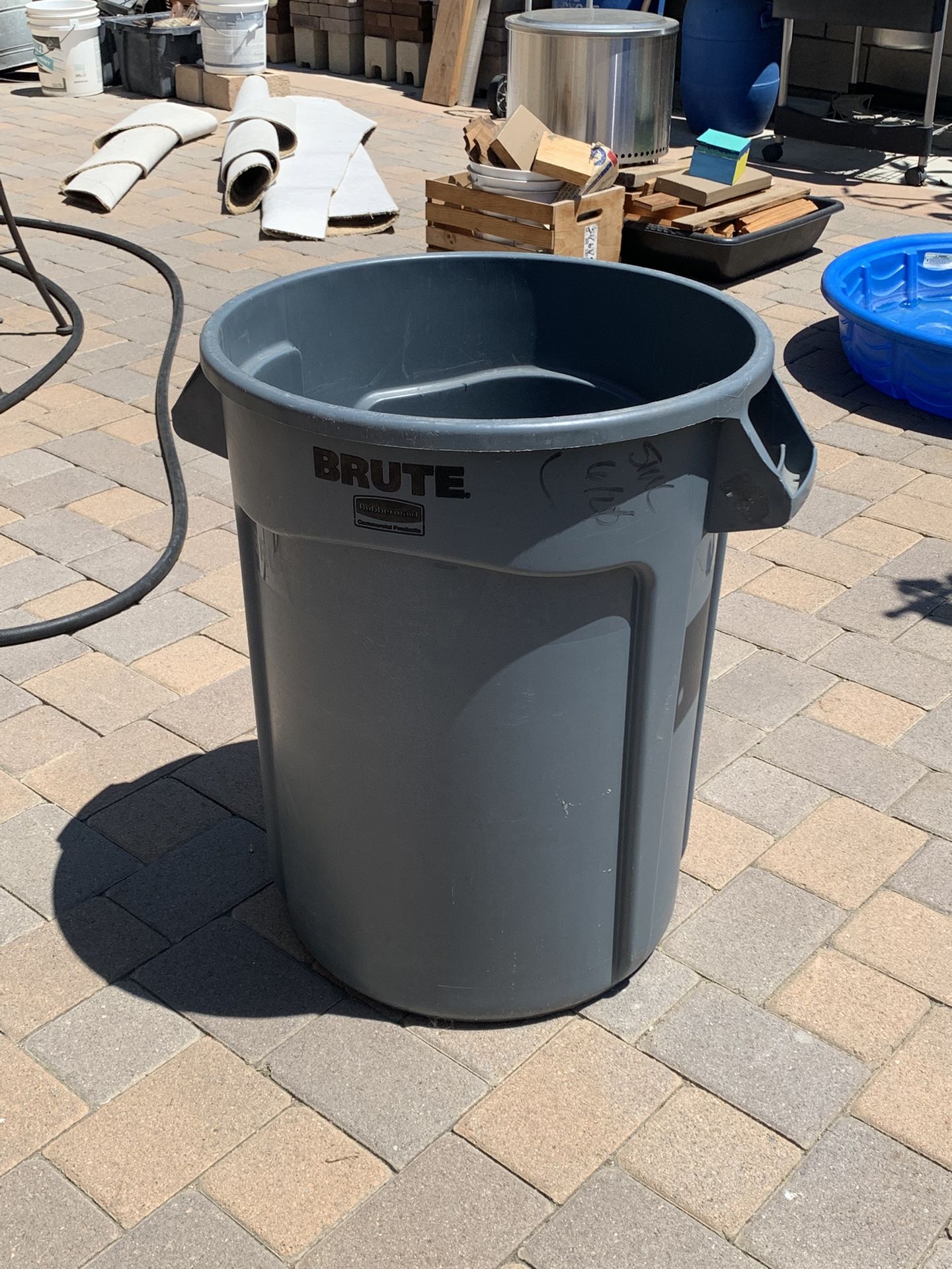 “Brute” Trashcan .. w/ Lid .. “lightly used” ..