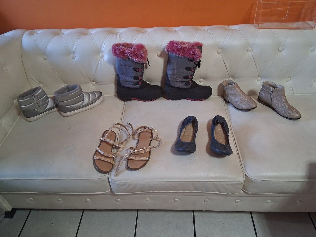 5 pairs Used shoes for girl size 8 and 9 good condition. $ 5 each one or $15 for all. Hablo espanol