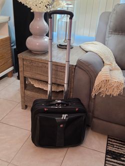 WENGER Patriot Wheeled Business Case Telescopic Handle Briefcase 17W x 14H x 10D