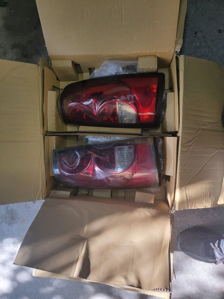 Taillights 99-06 Silverado % Sierra