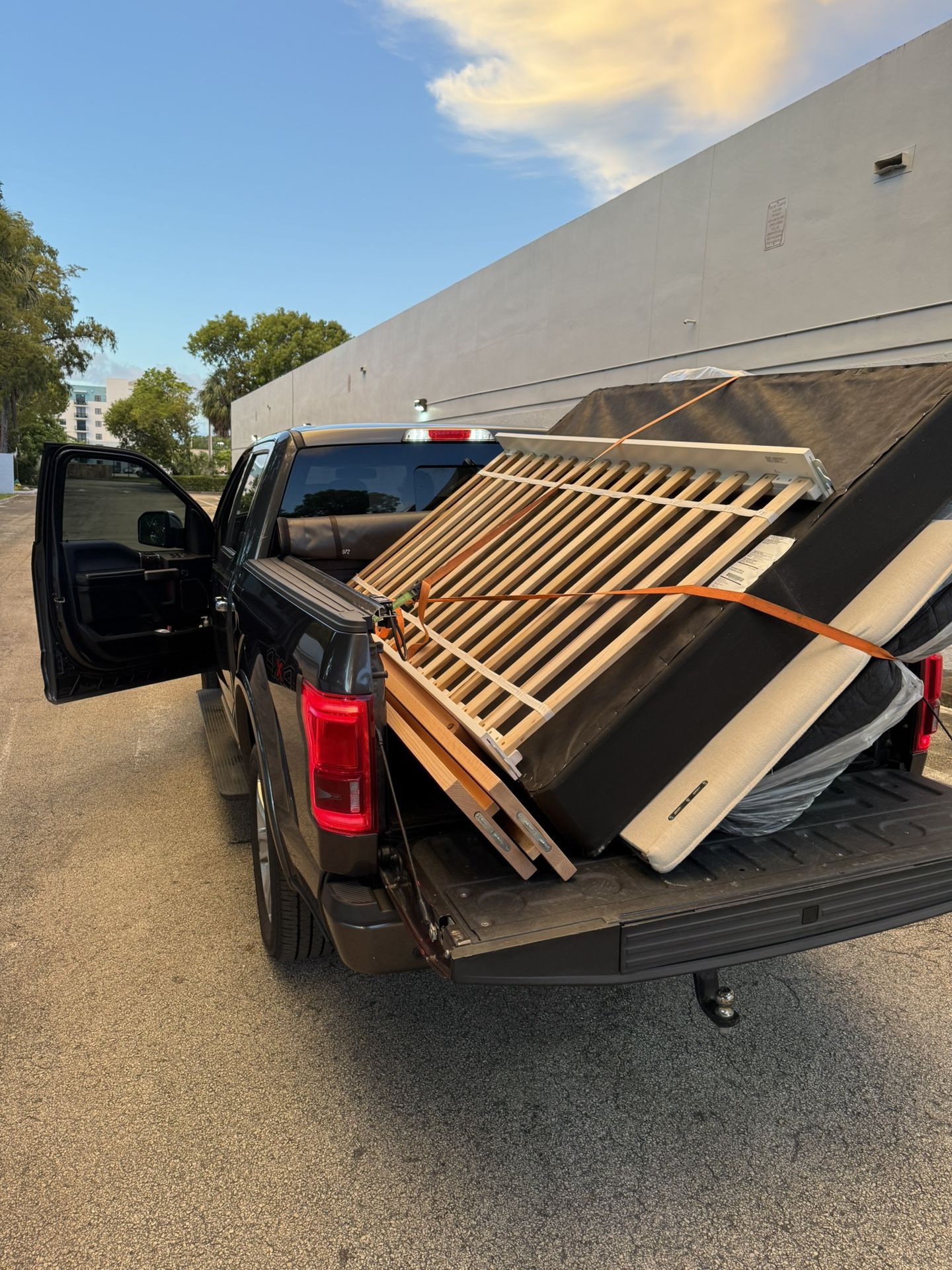 Moves Bed Boxes Appliances Equipment Tv