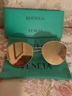 Mirrored Oval Sunglasses in Green - Bottega Veneta