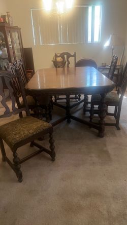 Cedar Rapids chair company, dining room table, 6 chairs, one arm chair. Oak. 5’ long, 6’ with leaf. Width 3’6”