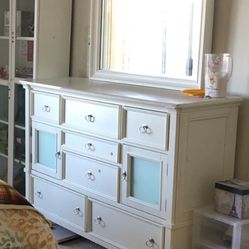 Beautiful White Dresser With Mirror 