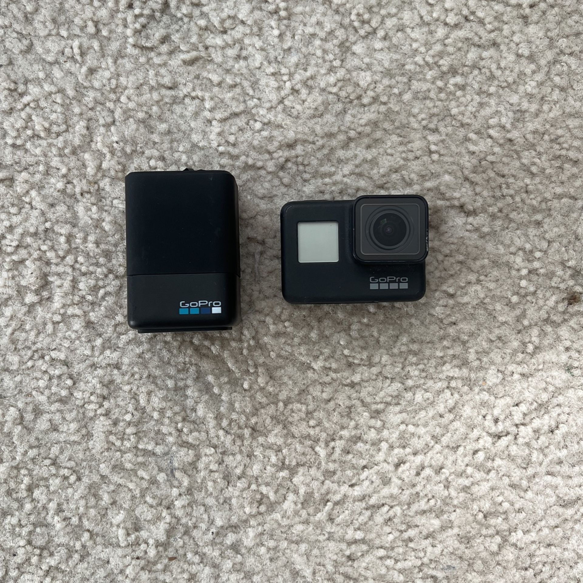 GoPro 7 Black + Battery Charger & Batteries