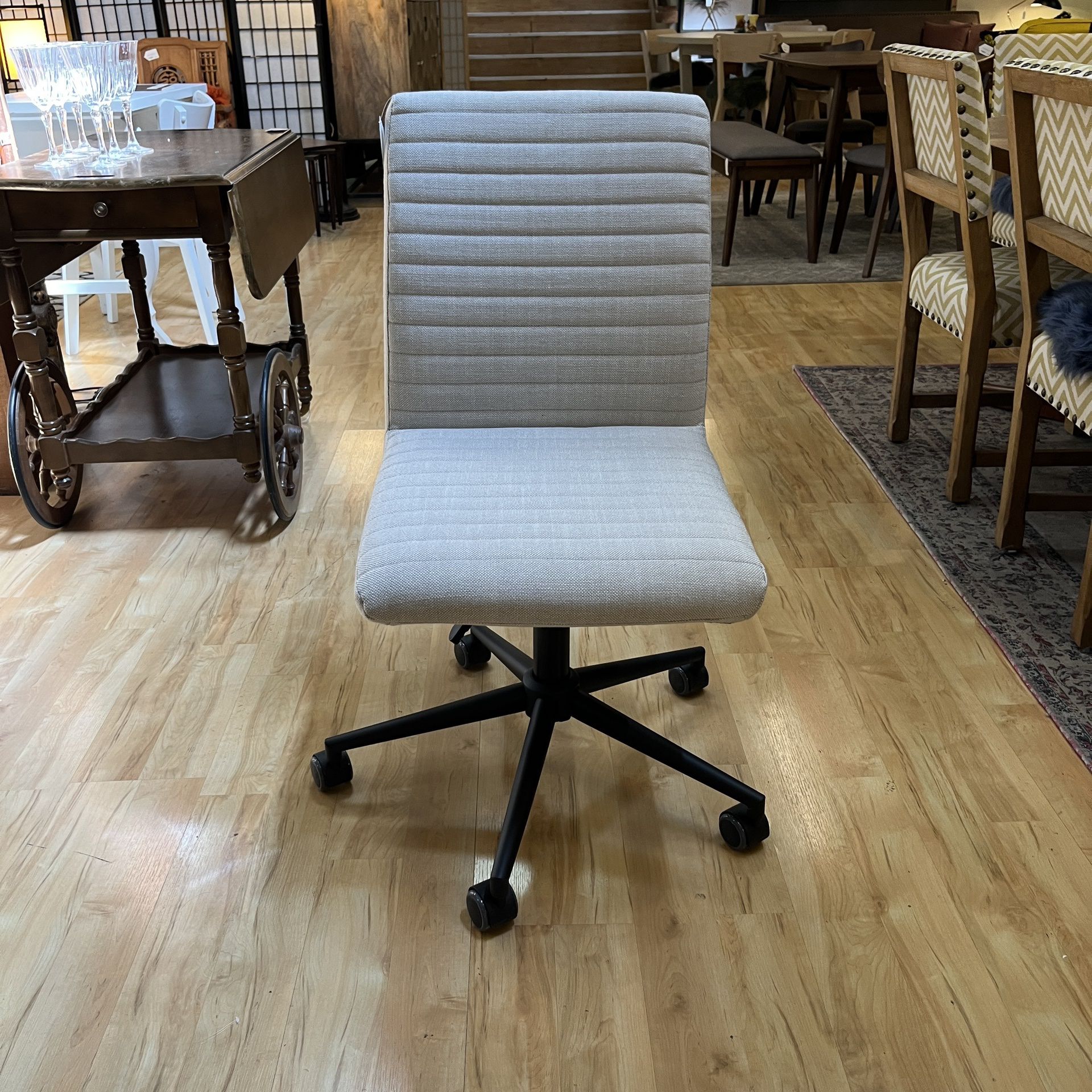 Vertical Tufted Fabric Office Chair