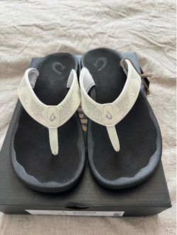 OluKai women’s flip flops, nwt, size 8