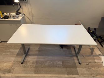 Comfortable desk - large surface