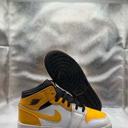 Air Jordan 1 mid university gold GS