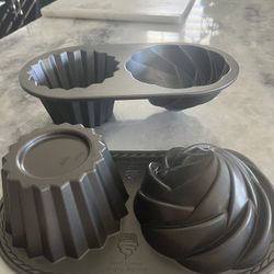1 Left  Lg Cupcake Nordic Brand Cake Mold  
