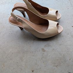 Clark's nude high heels shoes