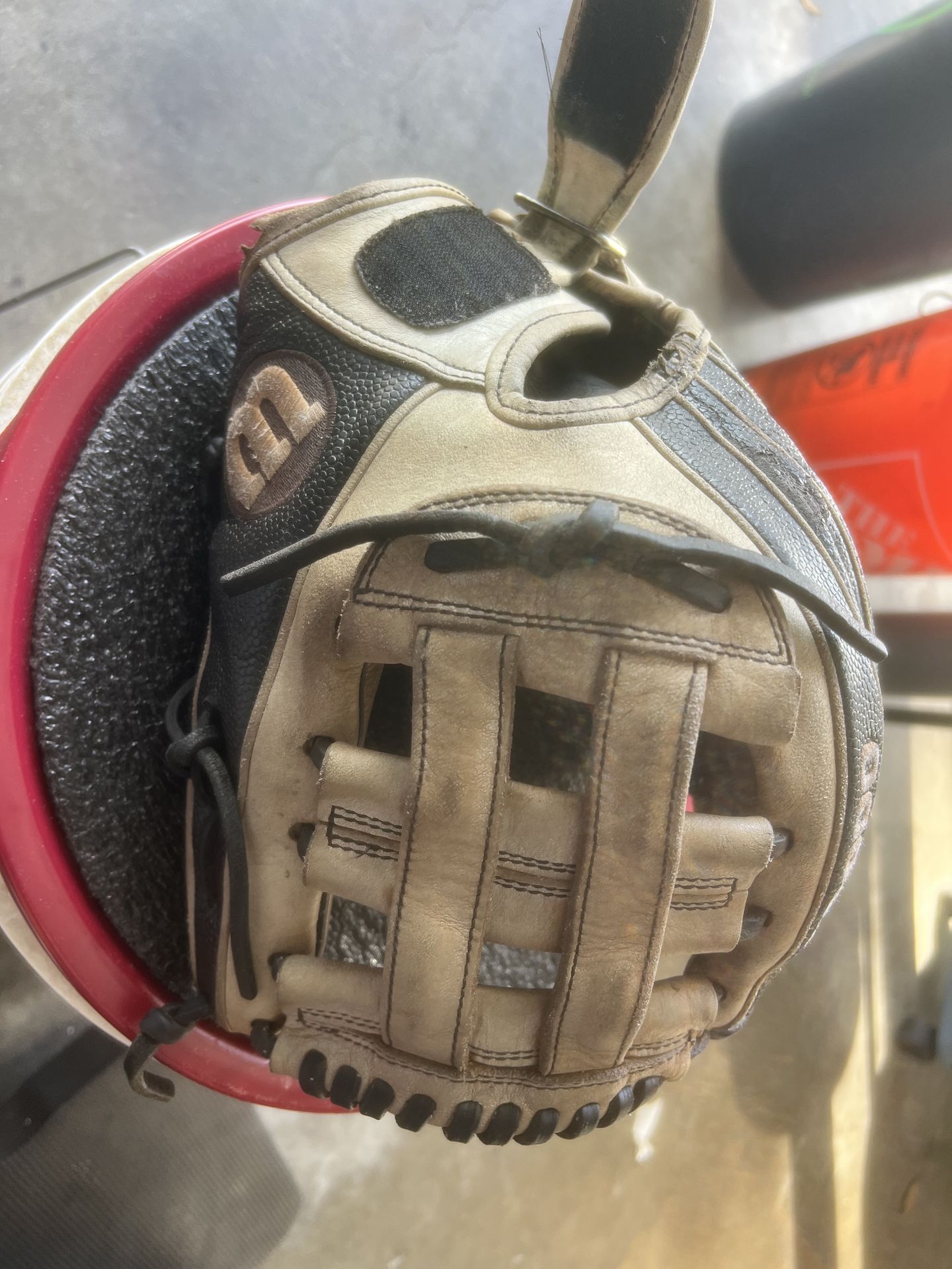 Wilson A2000 softball glove