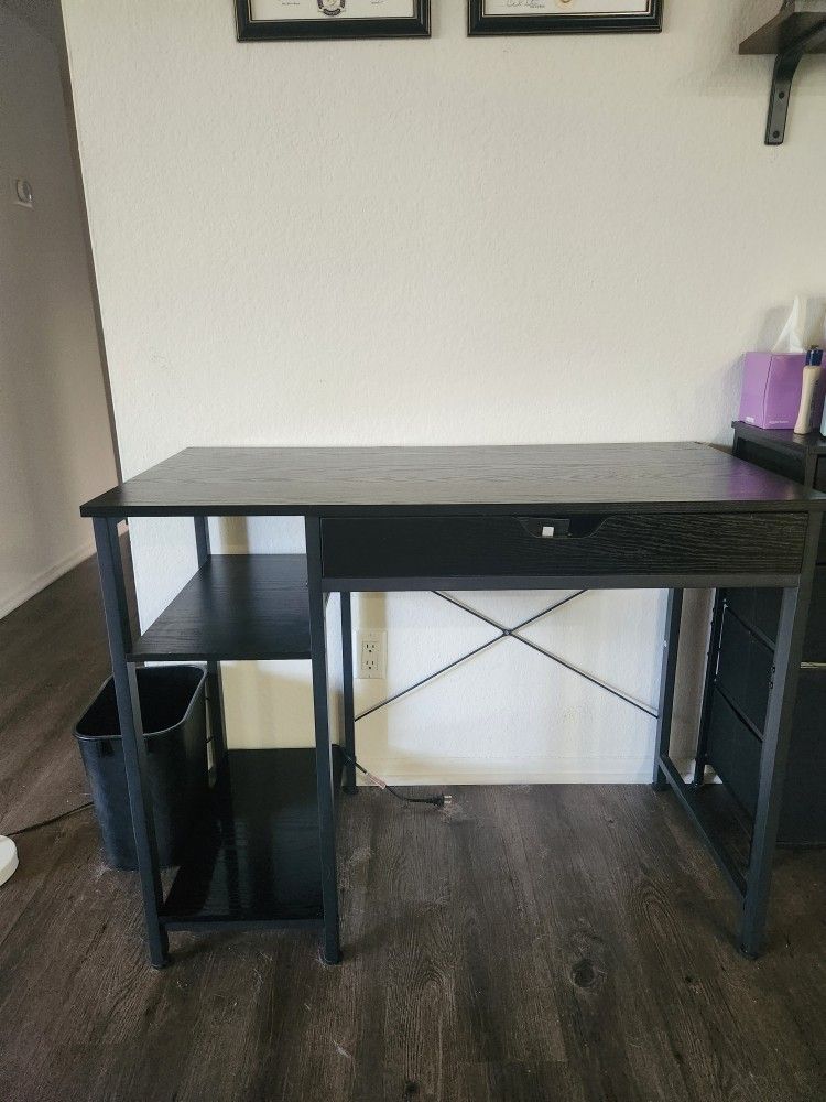 Black Desk