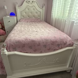 White twin bed