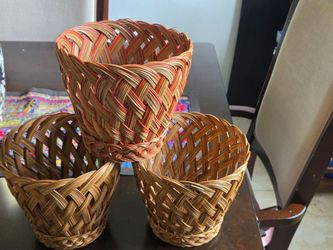 Lamps Set of 3 round brown baskets.